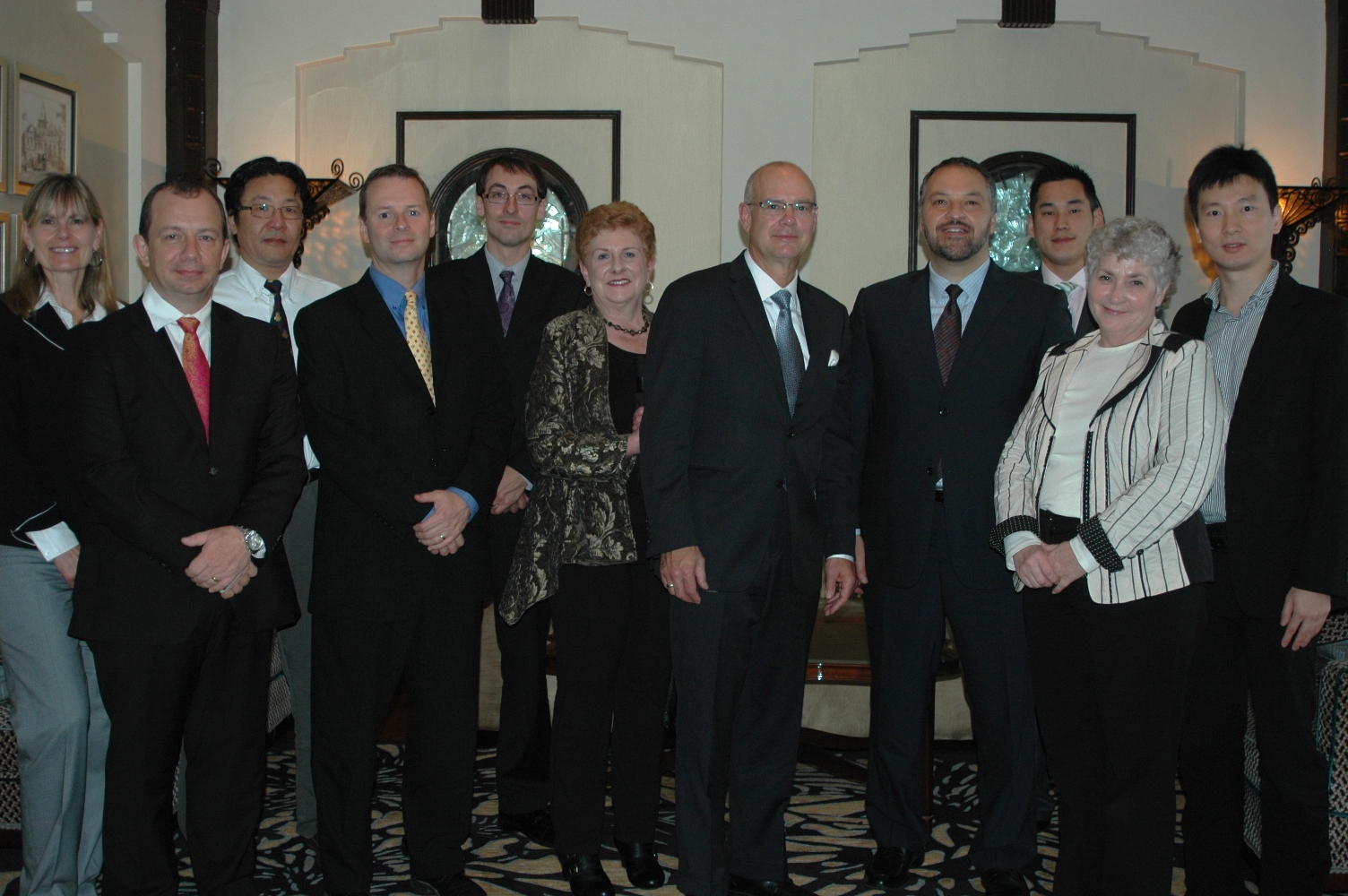 2012年10月22日：与加拿大驻上海总领馆 总领事 Mr. Rick Savone 在上海和平饭店共进工作早餐。