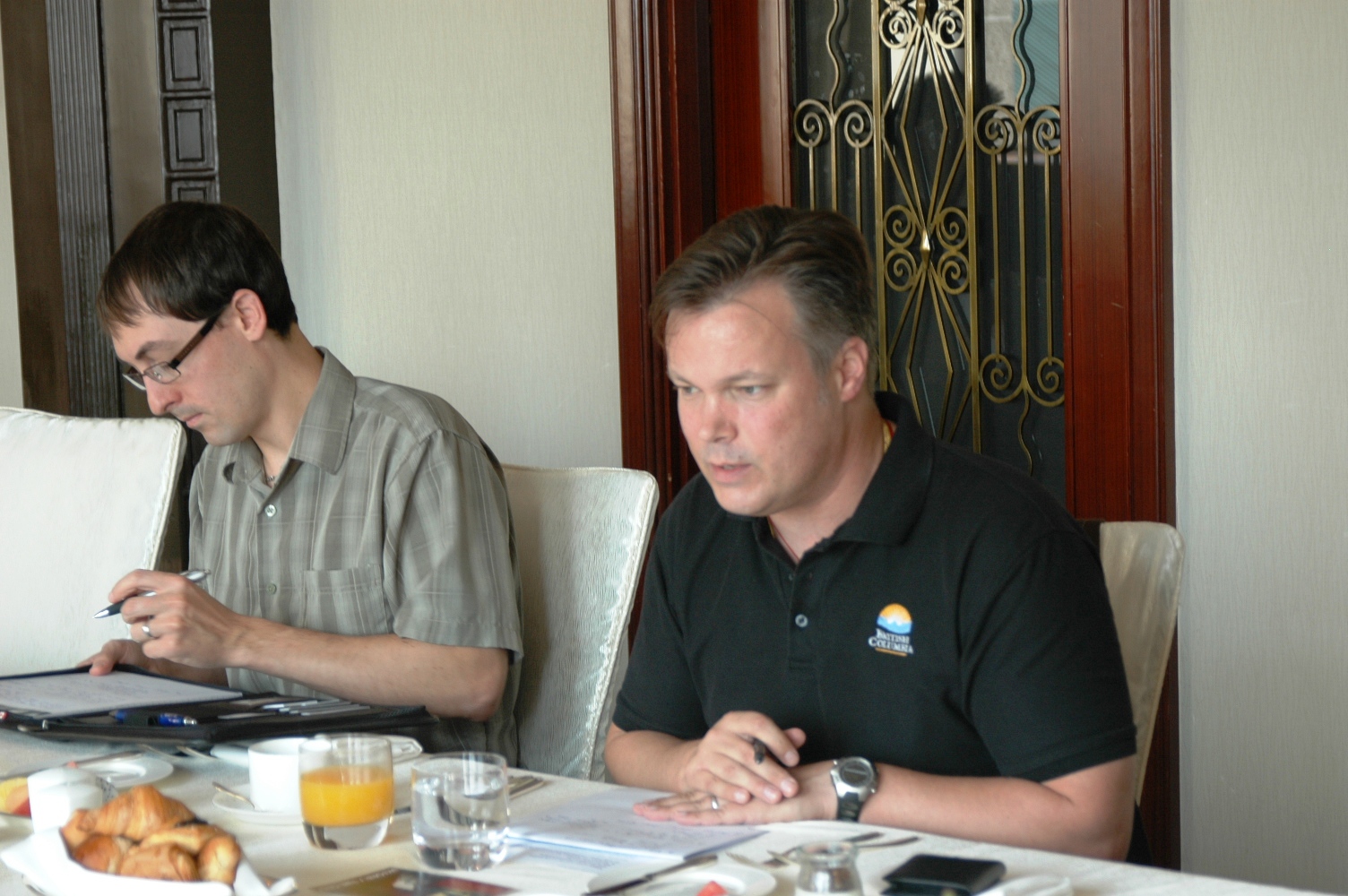 2012年10月21日: 与加拿大BC省驻上海办事处 主任Mr.John MacDonald, BCTIO 在上海和平饭店共进工作早餐。