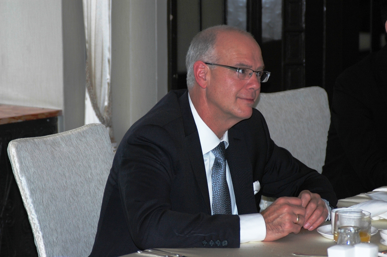 2012年10月21日: 与加拿大BC省驻上海办事处 主任Mr.John MacDonald, BCTIO 在上海和平饭店共进工作早餐。