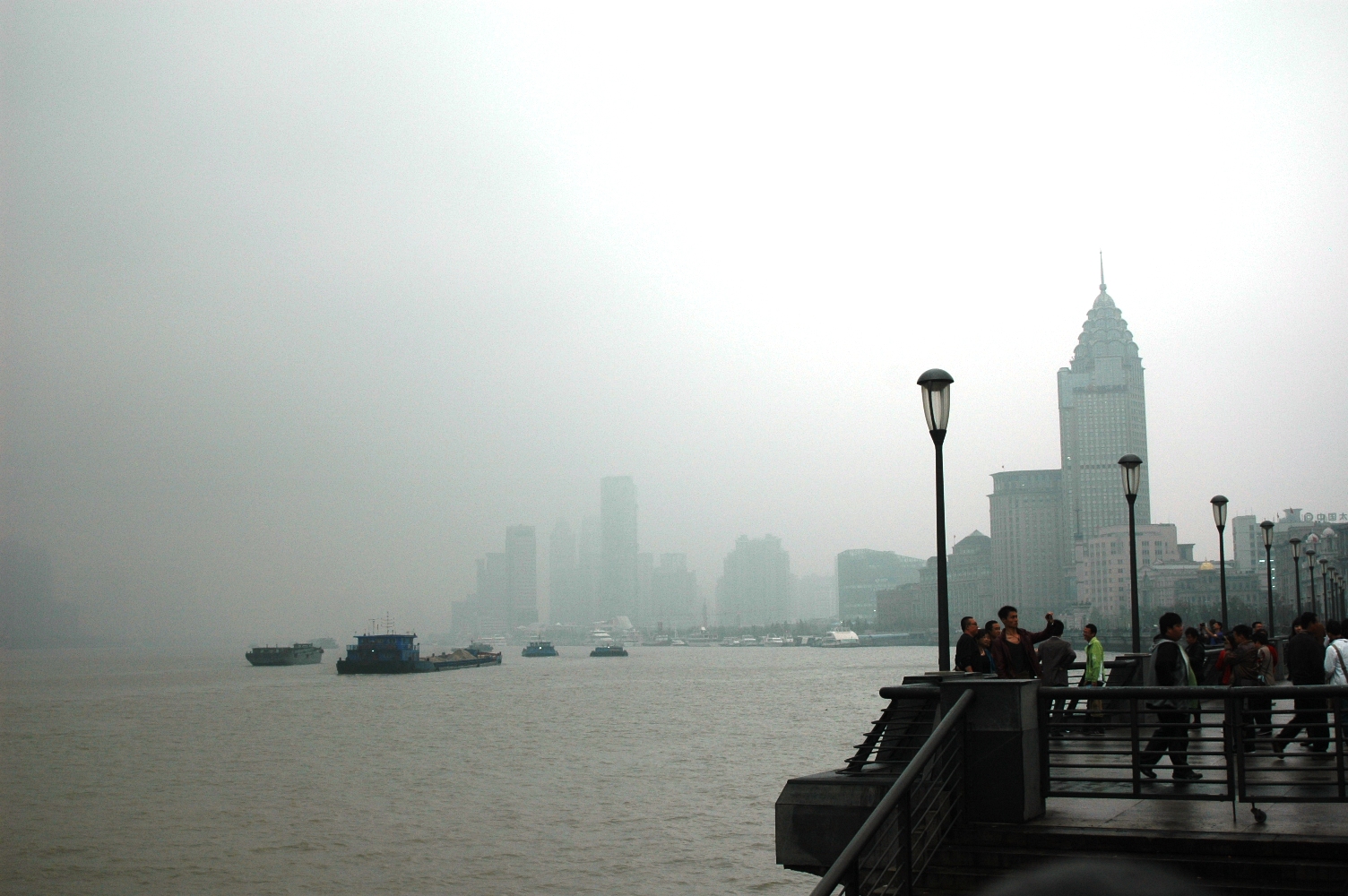 2012年10月22日： 上海外滩 黄梅雨中