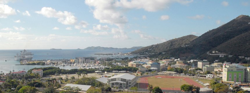 全球避税天堂-英属维尔京群岛的托土拉岛（Tortola）镇是爆炸性新闻报告的事发中心。The town of Tortola in the British Virgin Islands: The UK territory is at the center of an explosive new report on global tax havens.