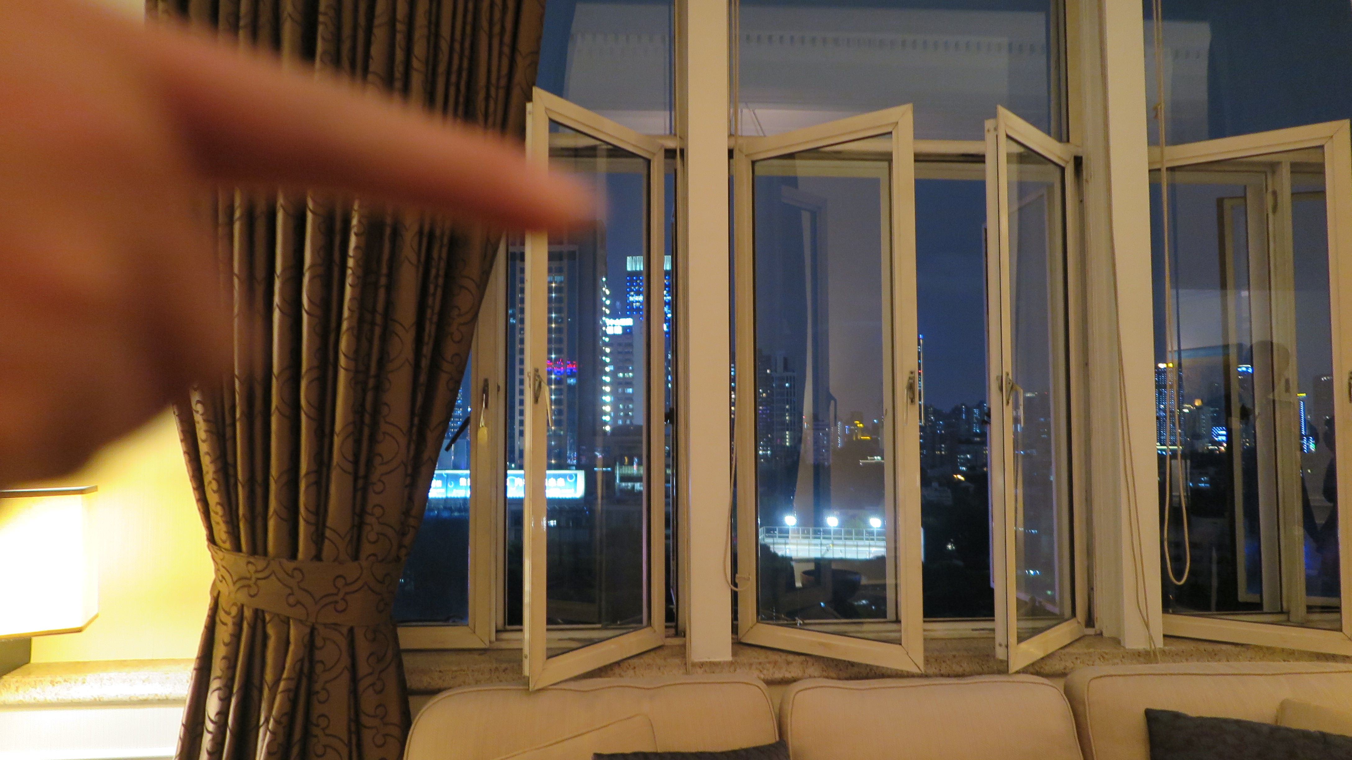 窗外的上海外滩夜景 洗尽铅华