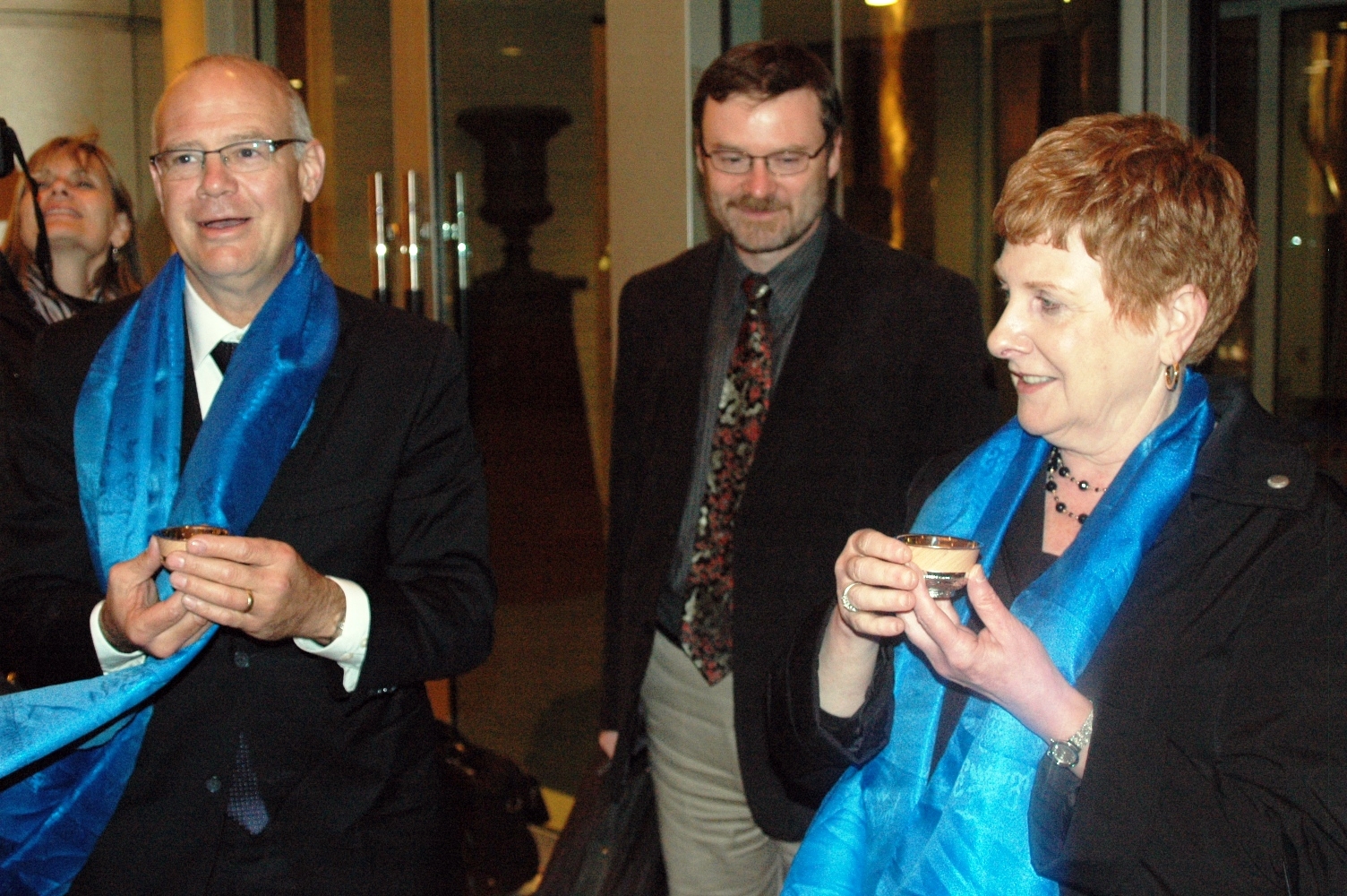 代表团达到包头，市长Mr. Dean Fortin和代理市长Ms. Gail Stephens在香格里拉大酒店 接受蒙古族最高待客礼仪：喝下马酒和献哈达