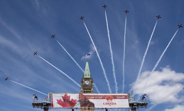 7月1日星期一是加拿大庆祝建国152年国庆日。当天有成千上万的人自发地来到渥太华议会前的广场，参加首都的庆祝活动。