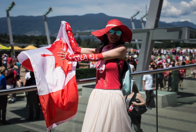 7月1日星期一是加拿大庆祝建国152年国庆日。当天有成千上万的人自发地来到渥太华议会前的广场，参加首都的庆祝活动。