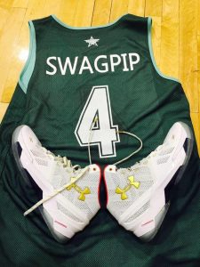 袁晓鹏定制的篮球球衣，上面写着“SWAGPIP 4”。 COURTESY OF THE YUAN FAMILY