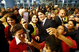 一场大秀：加拿大总理Trudeau在机场迎接叙利亚难民